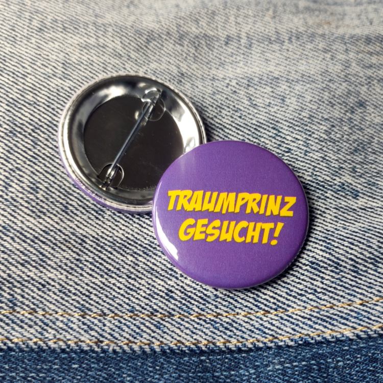 Ansteckbutton Traumprinz gesucht auf Jeans mit Rückseite